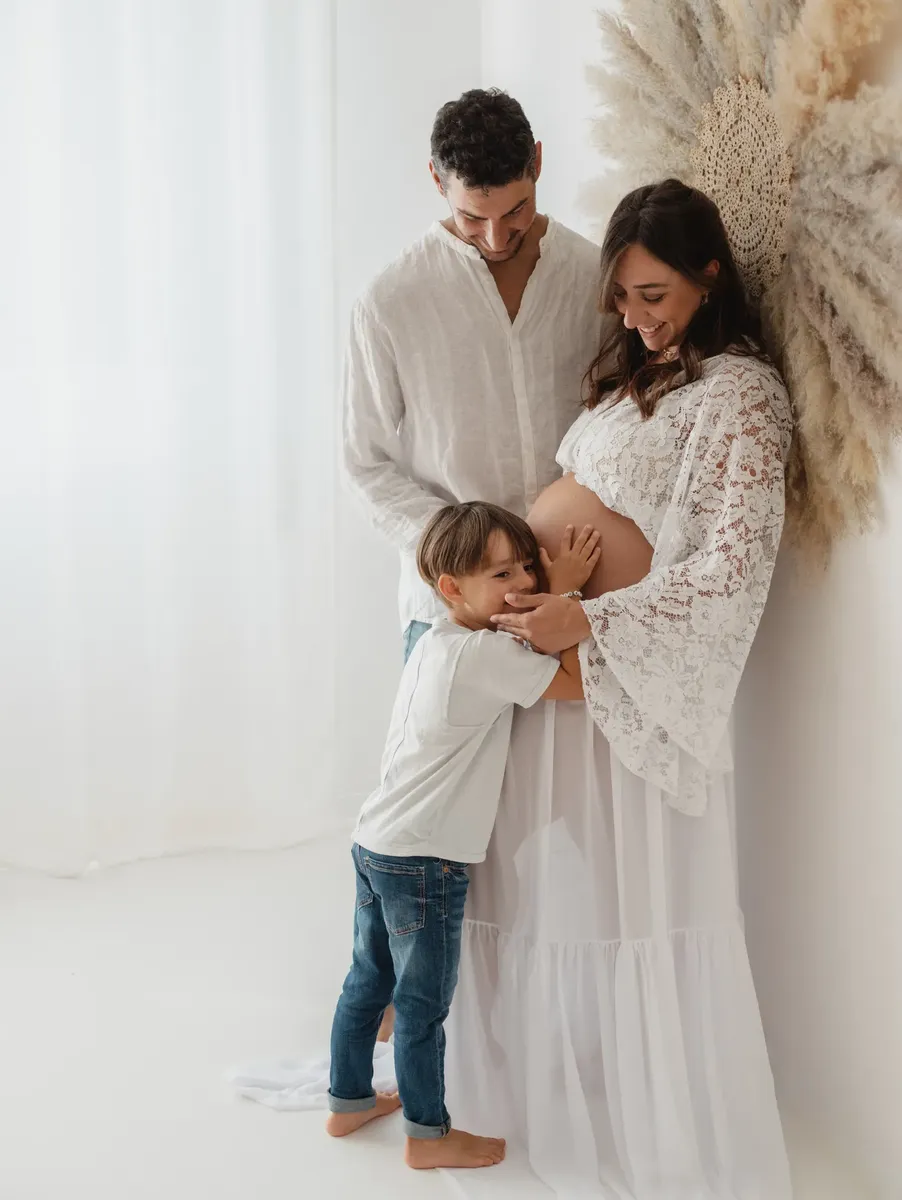Famiglia in attesa con bimbo che abbraccia il pancione, fotografo maternita Milano