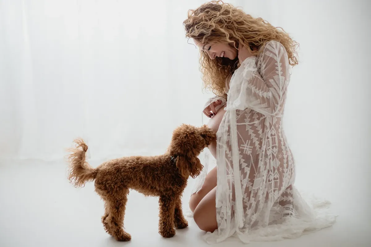 Futura mamma in pizzo bianco con cagnolino in studio premaman Milano